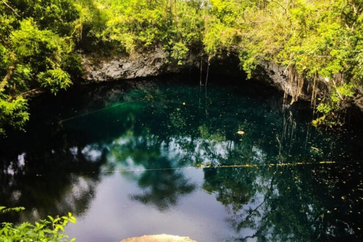 Picture of a cenote in the riviera maya