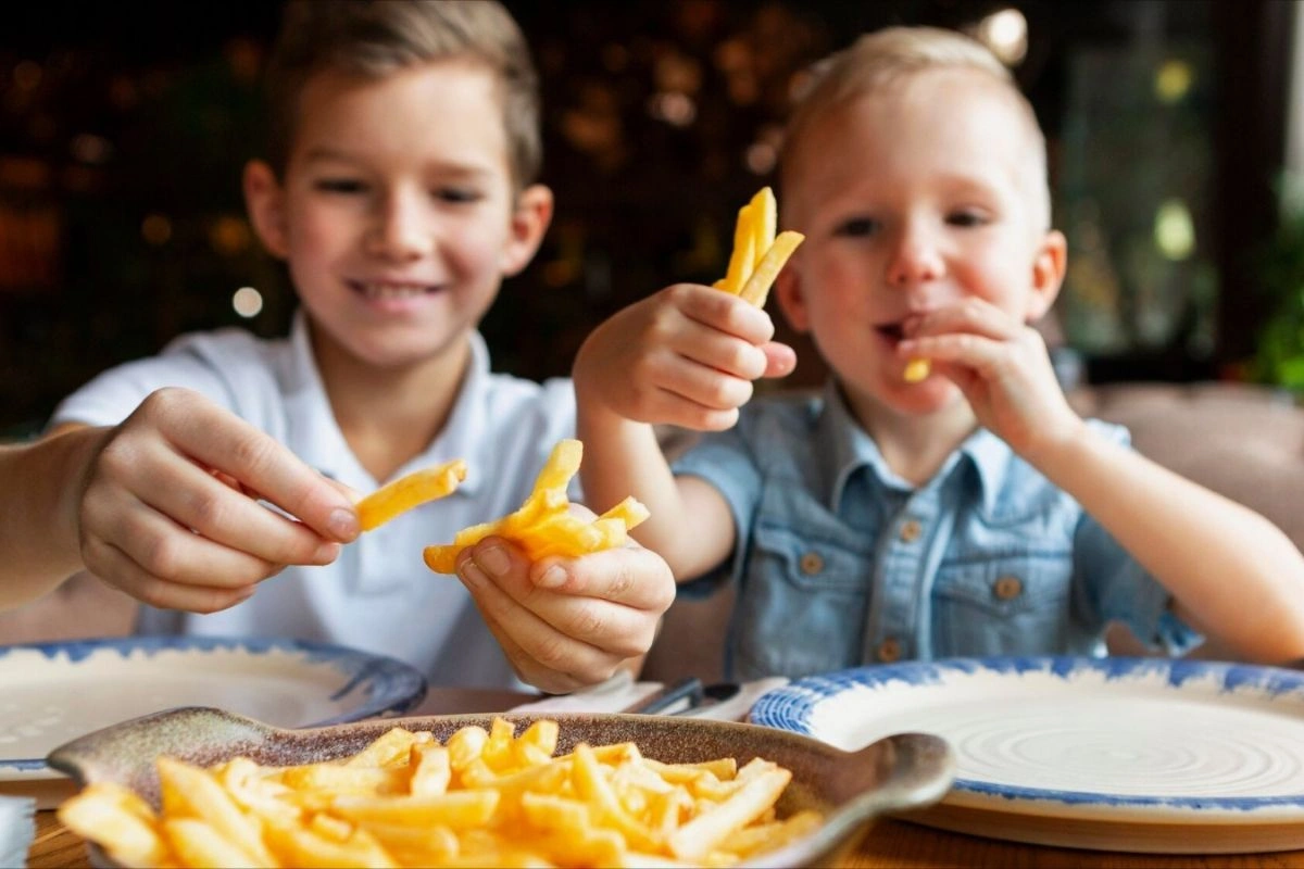 Kids eating french fries in caprichos